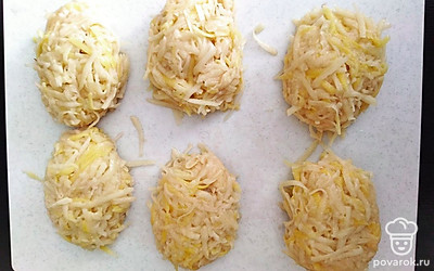 Сформируйте оладьи.