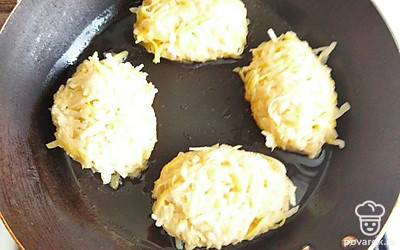 Выложите их на раскаленную сковороду с растительным маслом.