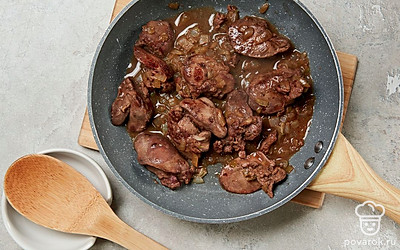 Пожарьте куриную печень. Сковороду поставьте на огонь, влейте масло, подогрейте и выложите измельченный лук. Обжарьте до румяности, приблизительно 5-7 минут, добавьте куриную печень. Посолите и жарьте 20 минут. Снимите с огня и остудите.