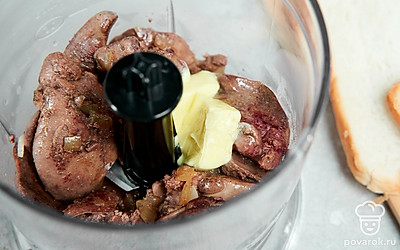 Измельчите куриную печень. Готовую куриную печень переложите в блендер, добавьте сливочное масло и измельчите до консистенции паштета.