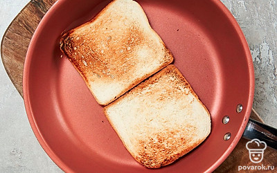 Поджарьте тосты. Ломтики хлеба отправьте в тостер и обжарьте до хрустящей корочки. Затем переложите на тарелку.