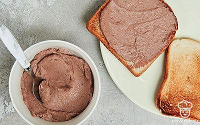 Соберите тосты с куриной печенью. Поджаренные кусочки хлеба смажьте паштетом из куриной печени.