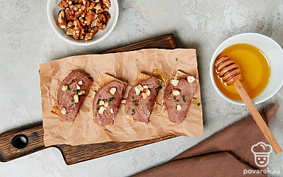 Тост с куриной печенью оформите свежей зеленью.