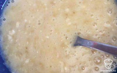 Банан разминаем с яйцом.