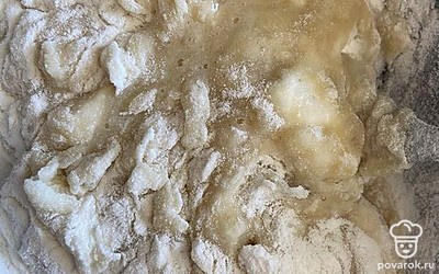 Добавляем муку, тщательно перемешиваем.