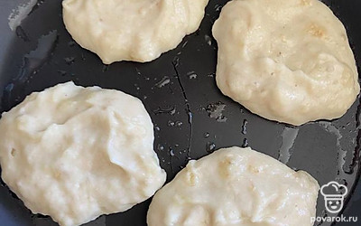 Обжариваем на разогретой сковороде с маслом с двух сторон по 3 минуты.