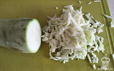 Кабачок помыть, почистить и натереть на терке.