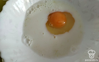Яйцо и молоко перемешать.