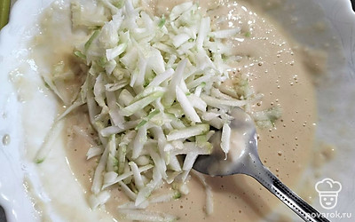 Добавить в тесто кабачки и все хорошо перемешать.