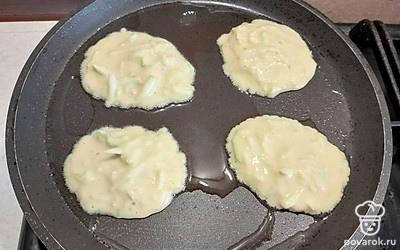 Жарить на растительном масле с каждой стороны до золотистого цвета.