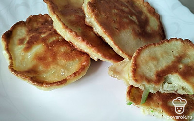 Можно подать со сметаной, но и без ничего улетают на ура.