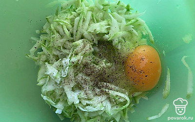 Натереть и отжать кабачки, добавить яйцо, соль, перемешать.