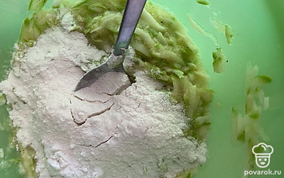 Добавить рисовую муку, перемешать.