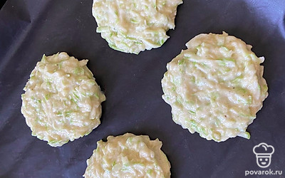 Выложить на противень и выпекать в духовке 15-20 минут.