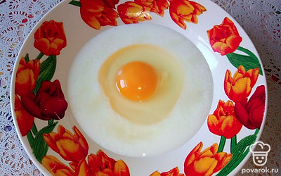 В глубокую посуду налейте кефир. Добавьте к кефиру сахар, яйцо, разрыхлитель и муку. Все хорошо перемешайте.