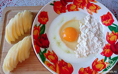 Очистите яблоко, разрежьте пополам и далее каждую половину яблока разрежьте на нетолстые кусочки.