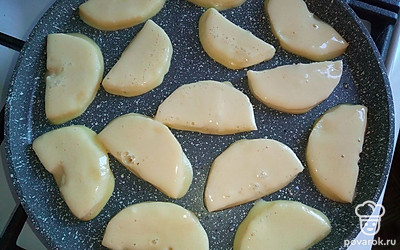 С помощью вилки погрузите каждый кусочек яблока в получившуюся смесь из кефира, яйца, сахара и муки. Выкладывайте эти кусочки яблока на разогретую сковороду, смазанную растительным маслом. Обжаривайте до образования румяной корочки с каждой стороны.