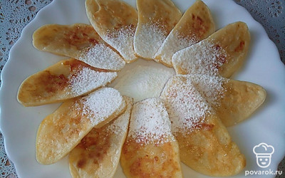 Посыпьте при подаче оладьи сахарной пудрой, можно добавить сметану.