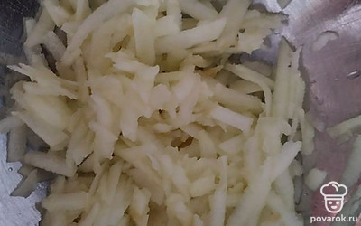 Яблоки почистить, натереть на крупной терке.