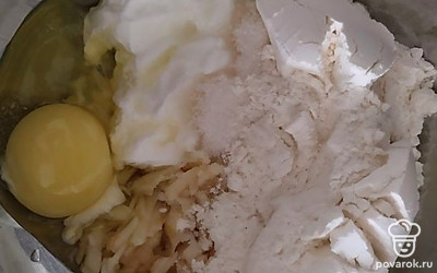 Добавить муку, сахар, яйцо, сметану.