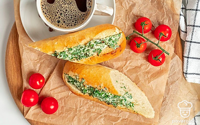 Когда багеты с сыром остынут, разрежьте их на равные части, держа нож наискосок. Подавайте блюдо в качестве закуски.