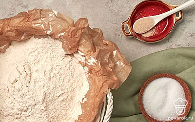 Подготовьте продукты для классического багета. Муку просейте с солью в отдельную миску.