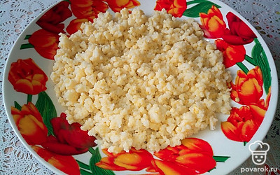 В подсоленной воде отварите 100 грамм пшена, предварительно хорошо промыв.