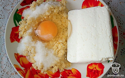 Добавьте к остывшей пшенной каше сахар, яйцо, творог и муку. Все хорошо перемешайте до однородного состояния.