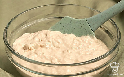 Сделайте тесто. Дрожжи разведите в теплой воде, добавьте порционно муку с солью. Замесите гладкое, липкое тесто. Накройте тканью или полиэтиленом и уберите в тепло на 20 минут. Далее следует наполнить тесто воздухом, чтобы пузырьки равномерно распределились в тесте, и оно стало менее вязким. Перемешивайте тесто лопаткой снизу-вверху, подбирая по бокам массу к середине. Оставьте на 20 минут. Повторите процедуру еще три раза с перерывом в 20 минут между сериями.