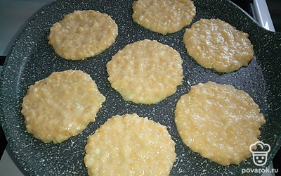 Смажьте разогретую сковороду растительным маслом. Обжаривайте оладьи до румяной корочки, с двух сторон.