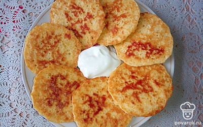 Подавайте оладьи со сметаной, можно с вареньем, джемом или со сгущенкой.