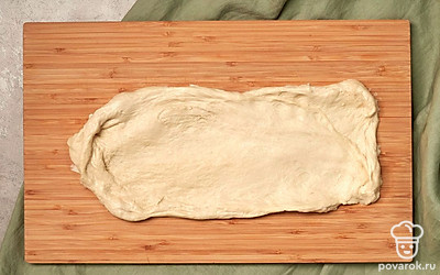 Завершите приготовление теста. После последней серии аэрации, стол или доску для выпечки обильно посыпьте мукой. Выложите тесто, растяните руками. Затем сложите пополам, затем еще раз пополам. Уберите под крышку на 20 минут. После этого процесс раскладывания и складывания повторите еще три раза с перерывом в 20 минут.