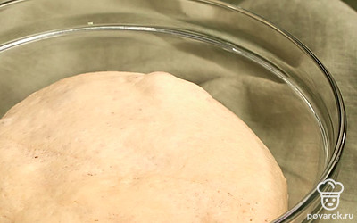 Сформируйте багеты. Разделите тесто на 4 части, скатайте шары. Дайте постоять в покое 20 минут. Каждый шар растяните в плоскую лепешку. Сверните в рулет сначала с одной стороны, подворачивая края внутрь, затем с другой стороны. В середине защипните шов. Растяните рулеты до нужной длины.