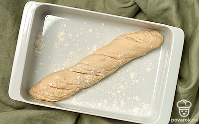Приготовьте классический багет. Противень обильно посыпьте мукой. Выложите багеты швом вниз. Оставьте на 20 минут. Затем сделайте сверху насечки по диагонали. Запекайте при 240 градусах 20-25 минут. В духовку на дно поставьте чашу с водой для того, чтобы корочка получилась тонкой, не дубовой. После приготовления заверните багет во влажную ткань на 10-15 минут.