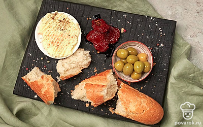 Остудите классический багет, разломайте руками на куски, как это делают истинные французы, и подайте к столу.