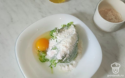 Кабачок натрите на крупной терке. Отожмите лишнюю влагу, добавьте яйцо, муку. Посолите по вкусу. Тщательно перемешайте до однородной массы.