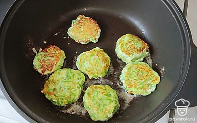 Влажными руками сформируйте оладушки. Обжарьте на небольшом количестве масла, с двух сторон, до золотистой корочки.