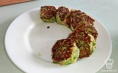 Оладушки из кабачка можно есть и горячими, и холодными. По желанию, добавьте сметанку. Приятного аппетита!