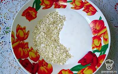 Залейте овсянку кефиром, перемешайте и оставьте на 30 минут.