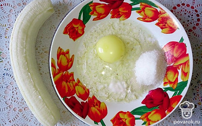 Добавьте яйцо, сахар, разрыхлитель и измельченный в пюре банан. Хорошо перемешайте и можно приступать к обжариванию.