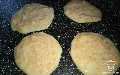 Разогрейте сковороду и смажьте растительным маслом. Обжаривайте оладьи с двух сторон, до образования румяной корочки, на умеренном огне.