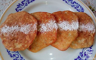 При подаче оладьипосыпьте сахарной пудрой по вкусу.