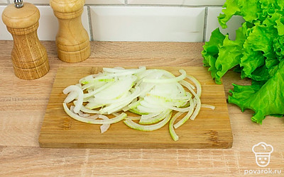 Нарежьте репчатый лук тонкими полукольцами.