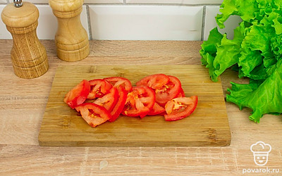 Помидоры нарежьте небольшими ломтиками.
