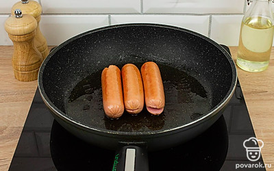 Разогрейте сковороду и смажьте растительным маслом. Обжарьте сосиски на среднем огне до готовности и румяного цвета.