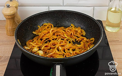 Обжарьте репчатый лук в течение 5-7 минут на среднем огне до мягкости и золотистого цвета. Добавьте соль, черный молотый перец по вкусу и паприку. Перемешайте лук и снимите с огня.