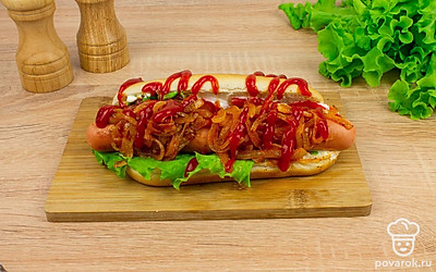 Полейте хот-доги сверху кетчупом.