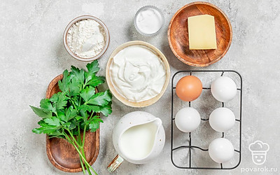 Помойте и обсушите зелень и яйца. Просейте муку. Достаньте из холодильника кефир и сметану, чтобы они согрелись до комнатной температуры. 