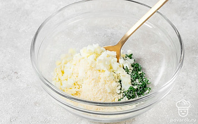 Отварите 3 яйца вкрутую и измельчите. Мелко нарежьте всю зелень. Натрите сыр. Все смешайте в глубокой миске.