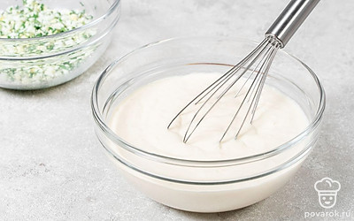 Соедините сметану и кефир, подогрейте, чтобы смесь стала чуть теплой. Вбейте 2 яйца, всыпьте соль и соду. Перемешайте. Всыпьте муку и замесите тесто. 